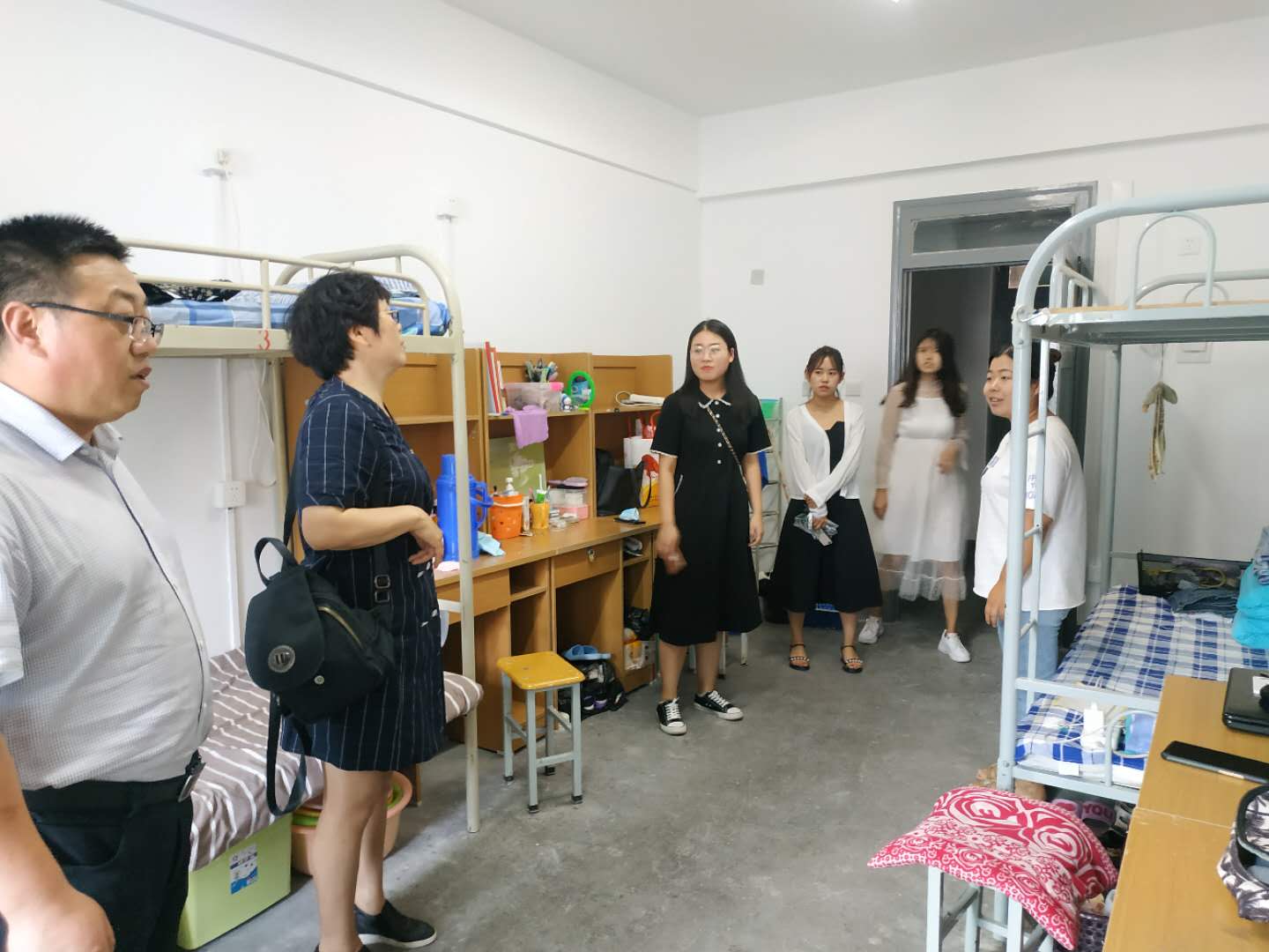 马凤英书记、饶旭鹏院长走访2020级新生宿舍